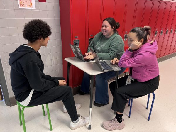 Maestras de Ingles 10, Elizabeth Amundson y Jessica Park hablando con estudiante sobre sus calificasiones, y el process durante el primer semestre.